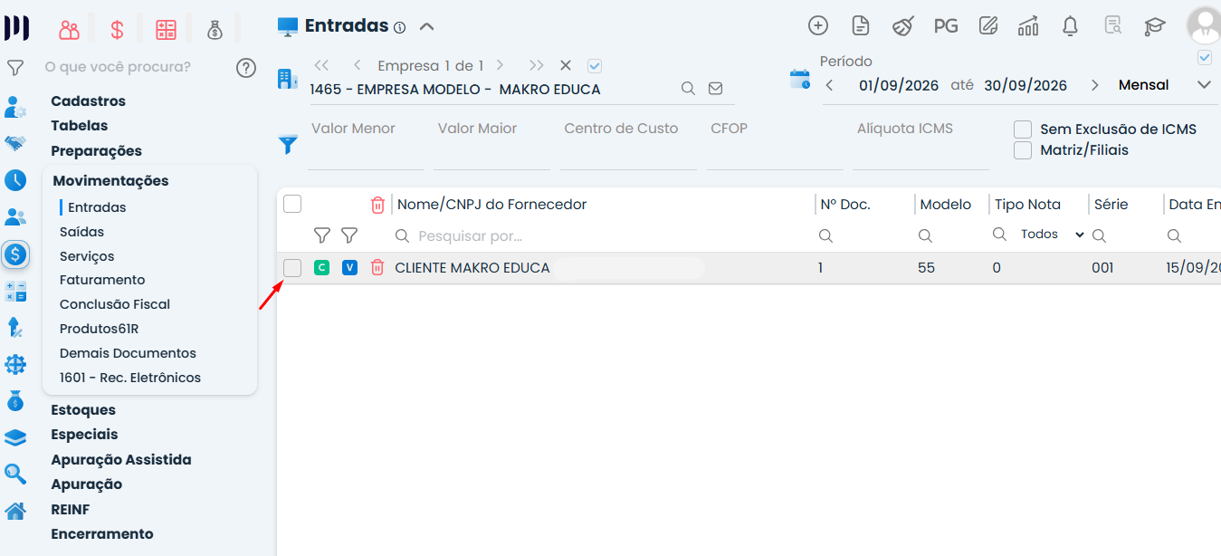 Tela do Sistema Contábil Makro com seta vermelha indicando a seleção de documentos para atualizar PIS e COFINS nas Notas Fiscais.
