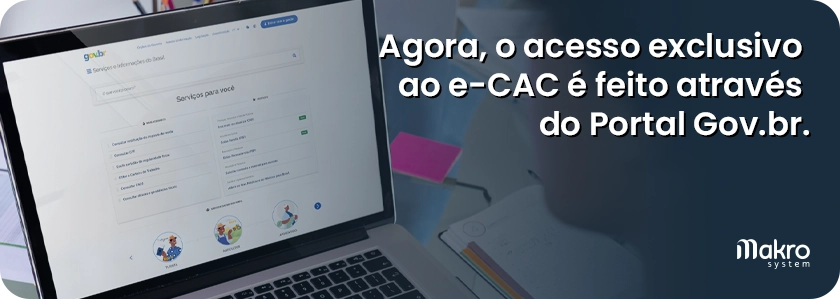 Pessoal com o Notebook aberto com o site do gov.br
