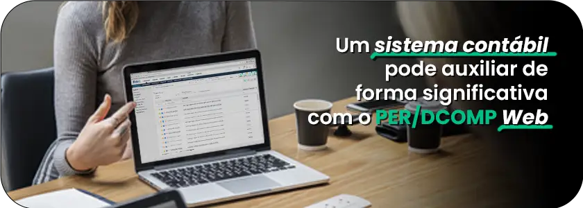 Notebook com tela sistema e titulo na direita