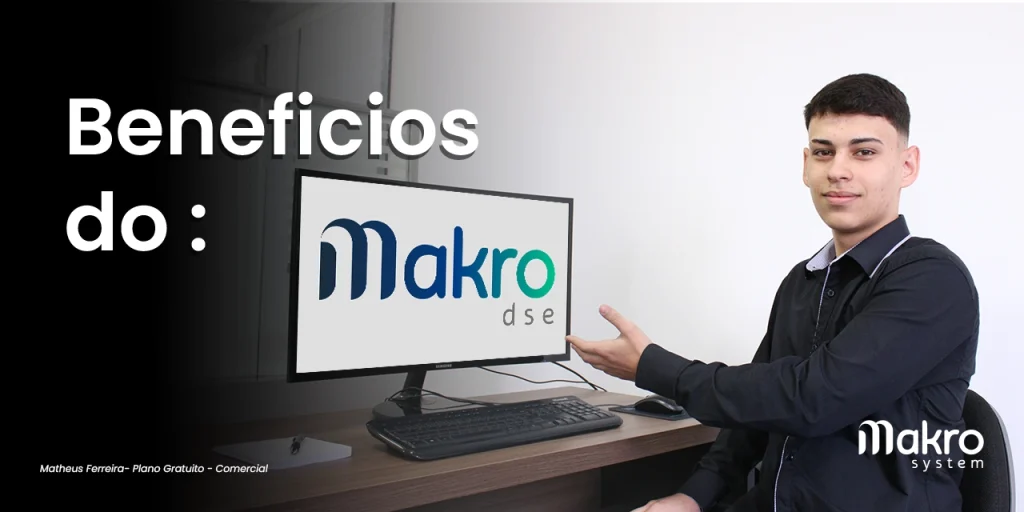 Matheus Ferreira do setor Comercial - Plano Gratuito apontando para o computador com a logo do Makro Dse e o titulo apontando para a tela também.