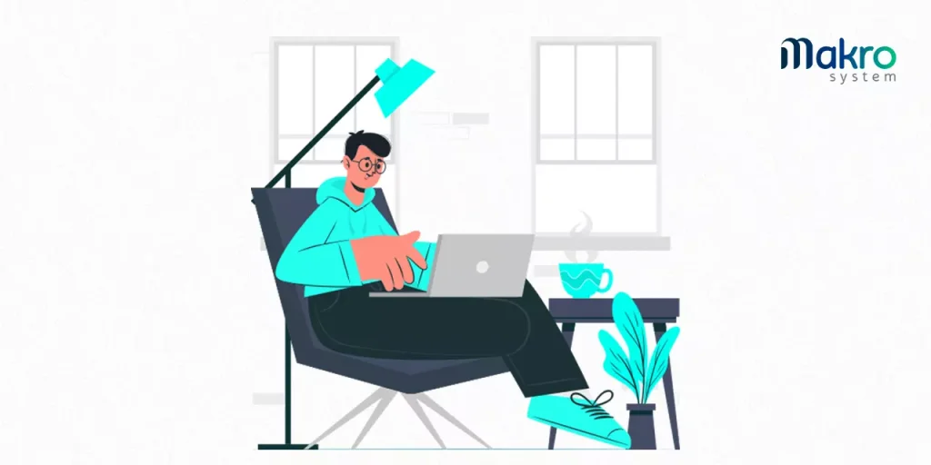 Um homem de óculos sentado, utilizando o notebook com a xícara do café ao lado. Referenciando o uso do sistema contábil gratuito da Makro.