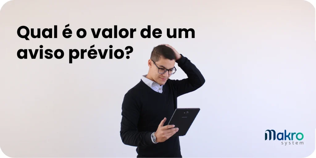 Luan Mendonça consultor do Departamento Pessoal mexendo em seu tablete ao lado ado titulo que esta localizado no canto superior esquerdo.