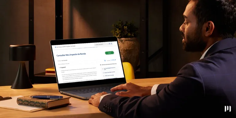 Na imagem vemos um homem de terno, mexendo em um notebook, acessando a página da Receita Federal. Analisando se existem multas do imposto de renda.