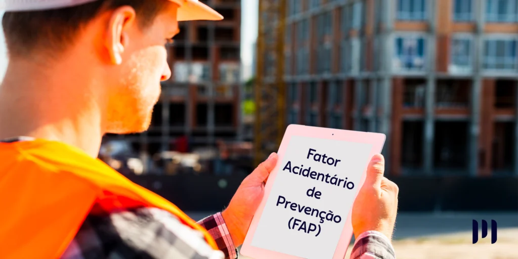 Homem com equipamentos de segurança em meio a uma obra usa um tablet e na sua tela está escrito FAP 2025 (Fator Acidentário de Prevenção)