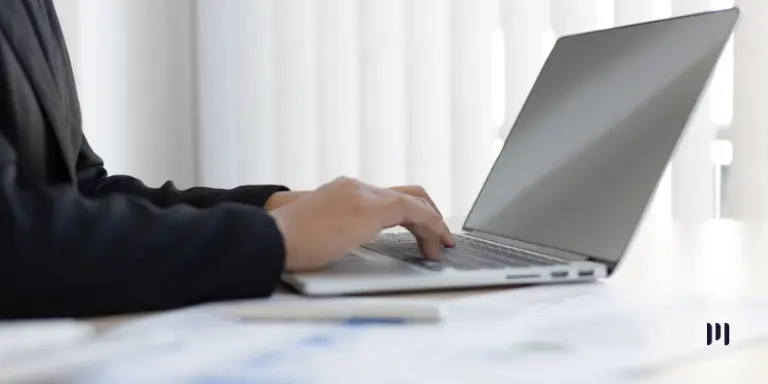 Pessoa utilizando notebook para verificar informações sobre a manutenção do eSocial e antecipar o envio de obrigações fiscais.