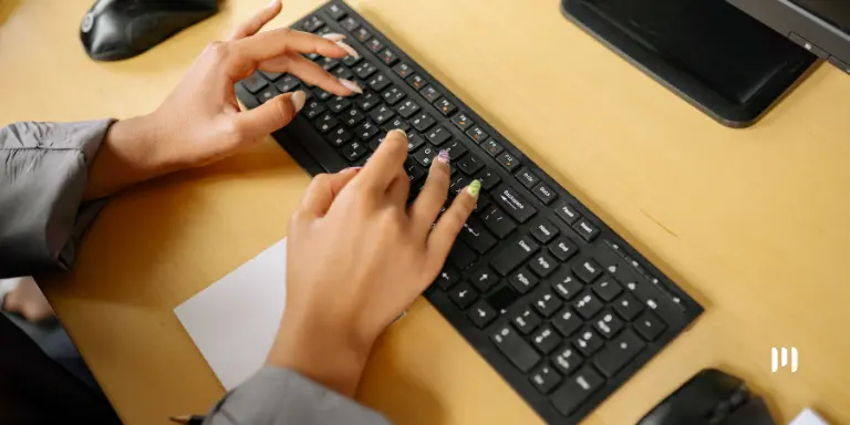 Profissional utiliza computador durante atualização do leiaute da e-Financeira no sistema do SPED.