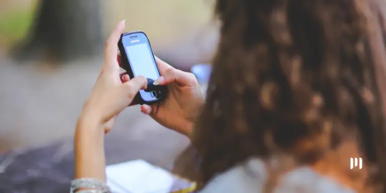 Pessoa utilizando um smartphone para acessar serviços digitais, ilustrando o novo acesso ao Regularize por meio da conta gov.br com mais segurança.