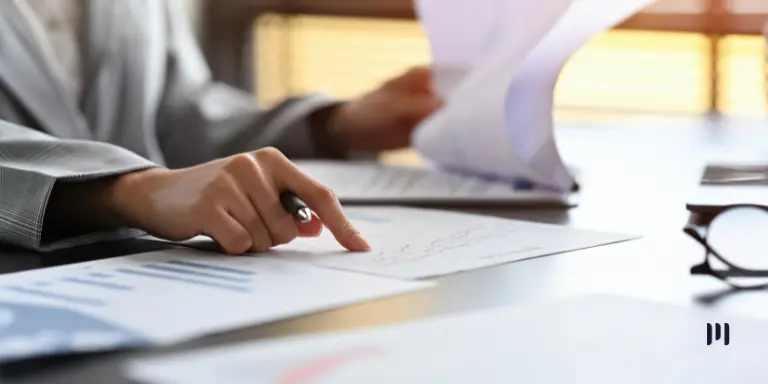Profissional analisa documentos relacionados às atualizações do Manual de Orientação do eSocial S-1.3.